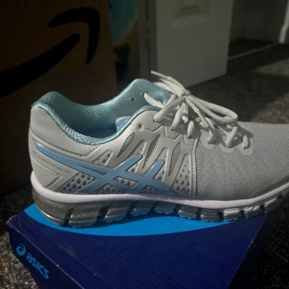 Brand new/ Never worn. Asics running shoes - Picture 4 of 7